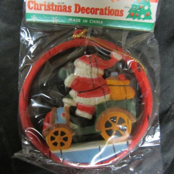 VTG 70'S RETRO 3D ORNAMENT,SANTA DRIVING A CAR IN ROUND BARREL FRAME, PLASTIC - Picture 5 of 5
